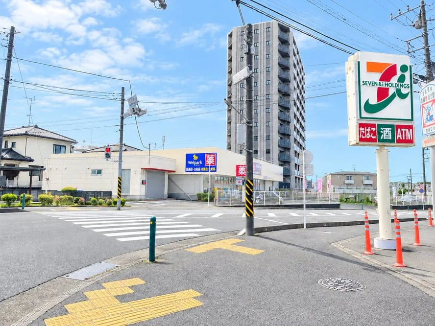 セブンイレブン（右側）の横断歩道を渡りウェルパーク側へ