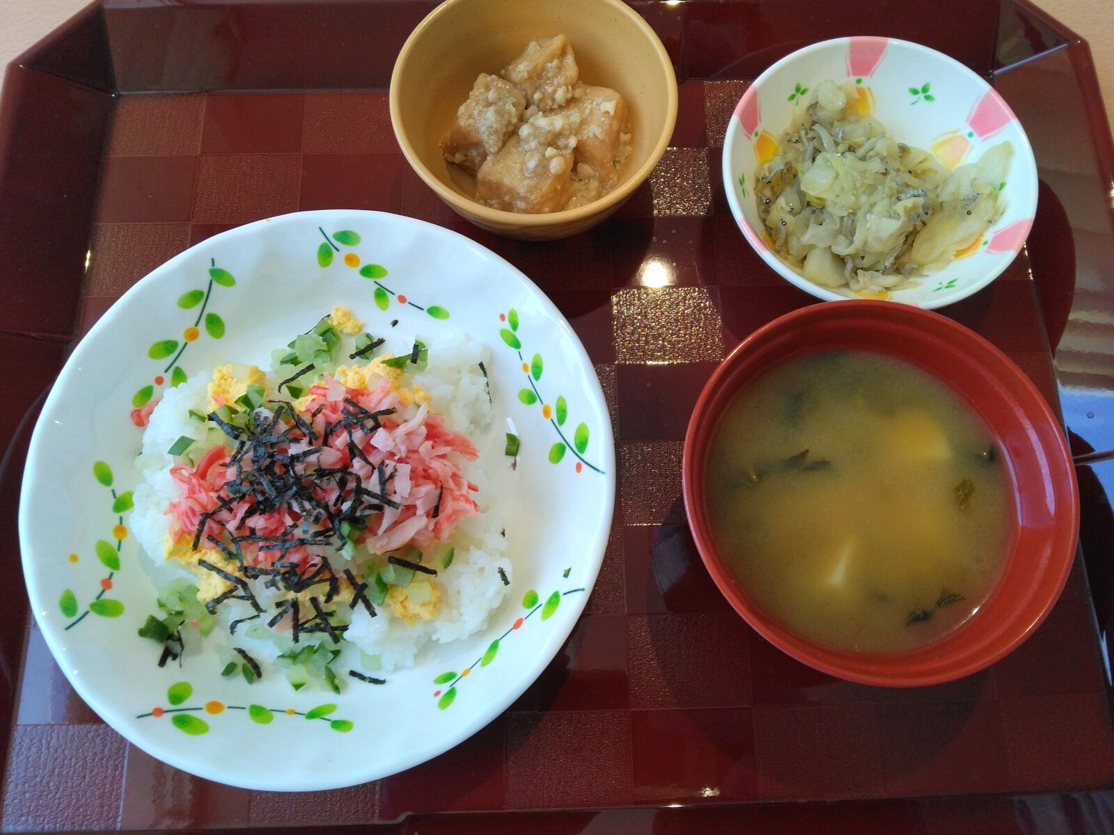 お楽しみ給食の散らし寿司とお吸い物